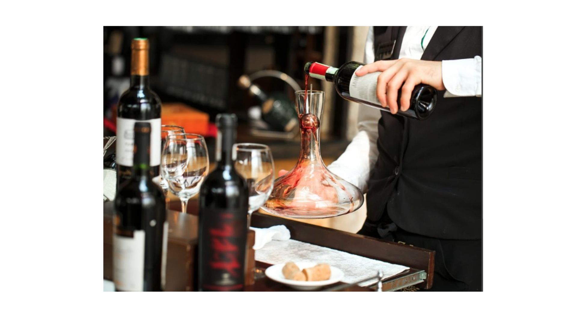 Bartender ourng wine
