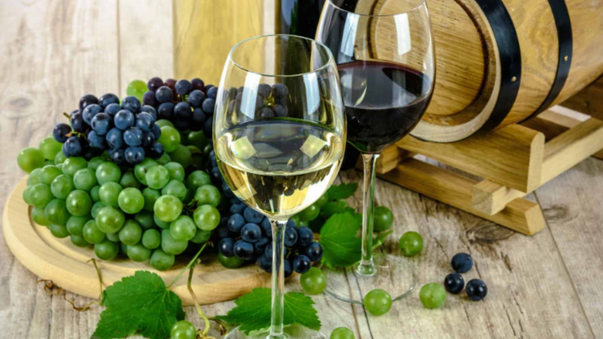 image of wine glasses and wine grapes 